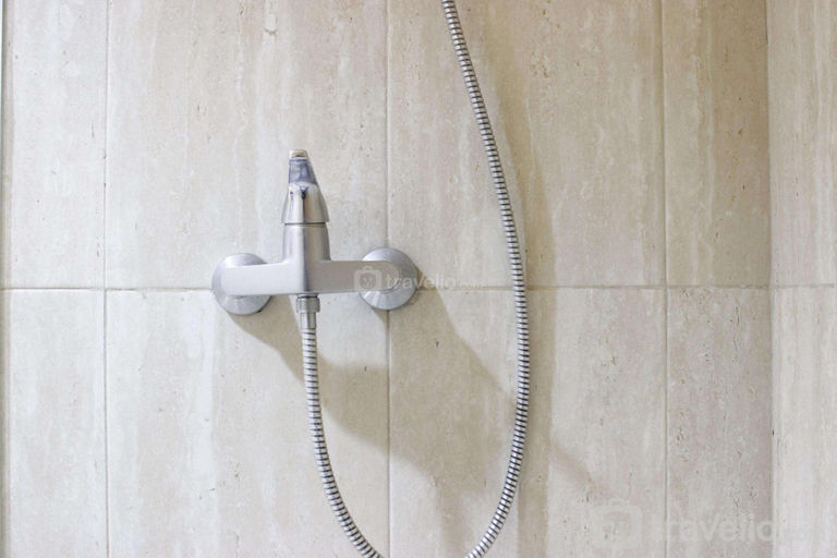 Bathroom, Exquisite 2BR Apt @Tamansari La Grande By Travelio, Bandung