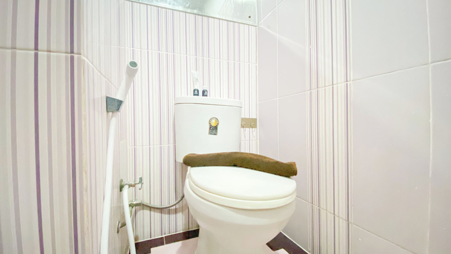 Bathroom 3, Good And Homey 1Br Apartment Mt Haryono Residence, Jakarta Timur