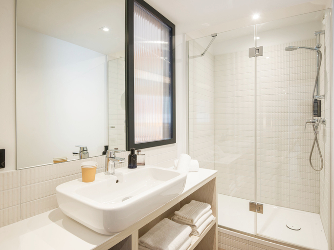 Bathroom 5, ibis Styles Pertuis Portes du Luberon, Vaucluse