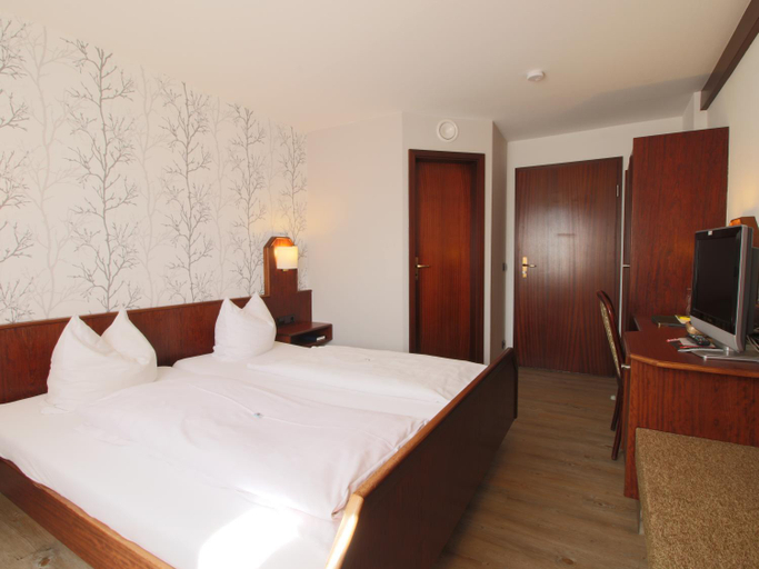 Bedroom 3, Hotel-Restaurant Lowen, Göppingen