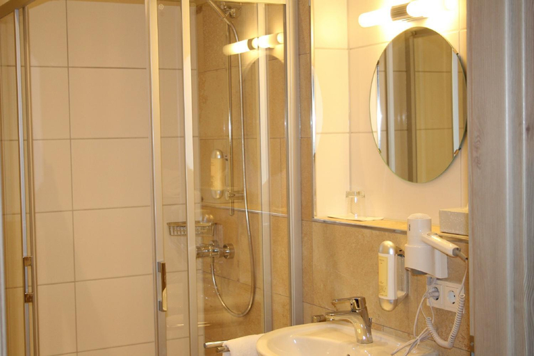 Bathroom 2, Gastehaus - Kretschmannshof, Fürth