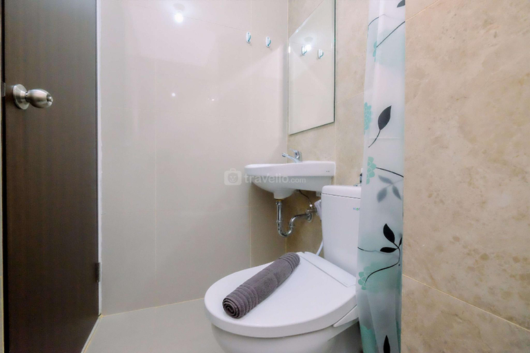 Bathroom 3, GoodHomey Studio Transpark Cibubur Apt By Travelio, Depok