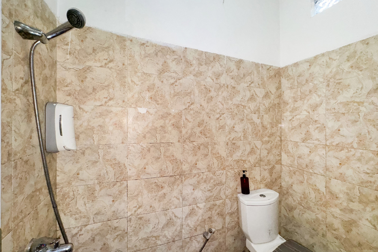 Bathroom 2, RedDoorz @ Jalan Basuki Rahmat Palembang, Palembang