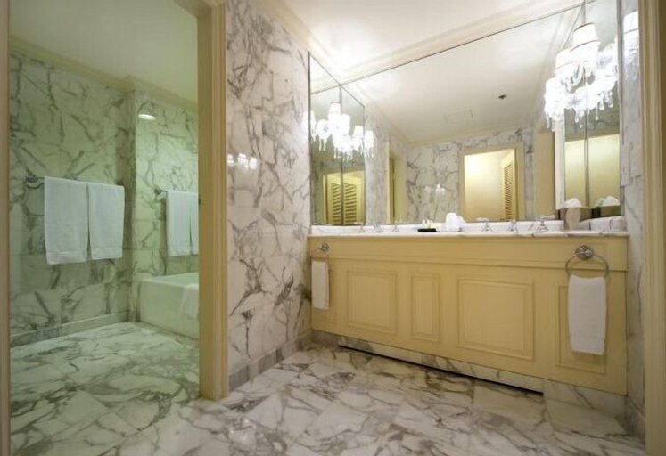 Bathroom 13
