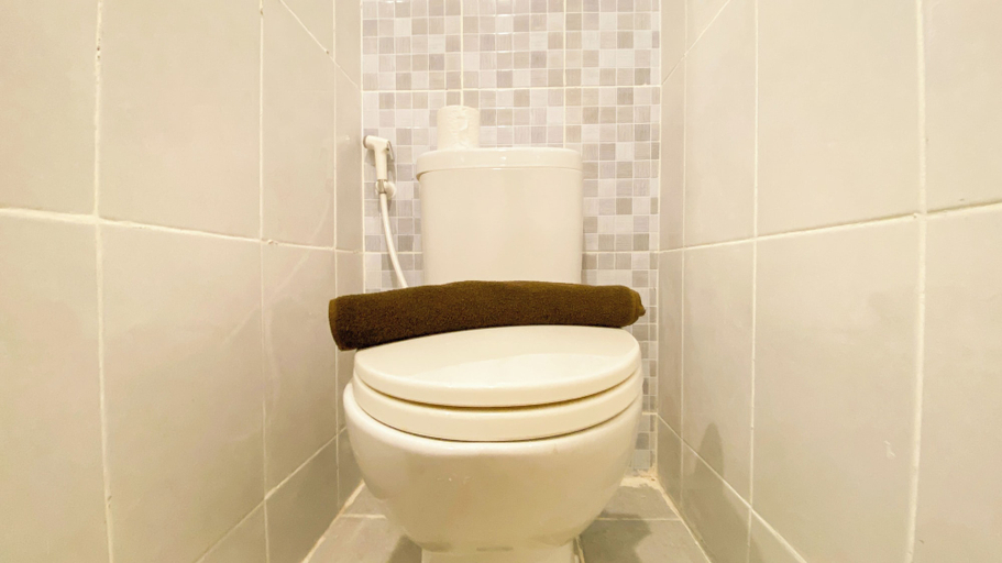 Bathroom 3, Comfy And Nice Studio Apartment Tokyo Riverside Pik 2, Tangerang