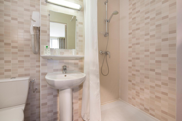 Bathroom 2, Hotel De La Cite Rougemont, Paris