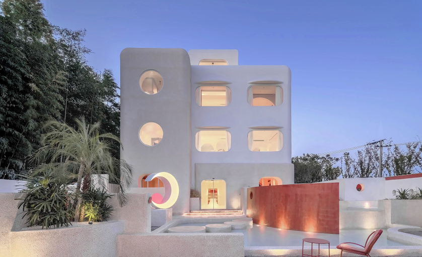 Exterior & Views
