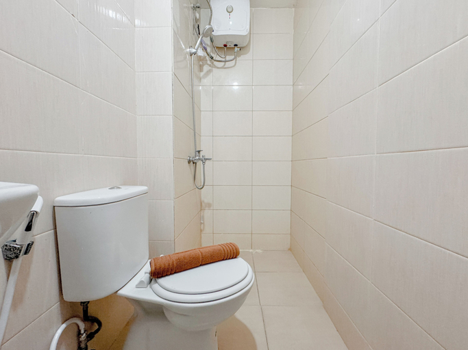 Bathroom 5, Cozy Stay And Best Value Studio At Tamansari Prospero Apartment, Sidoarjo