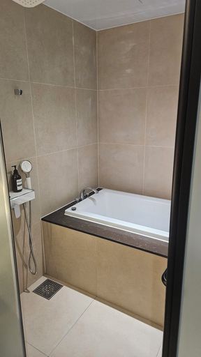 Bathroom 3, The Gleam Hotel, Namdong