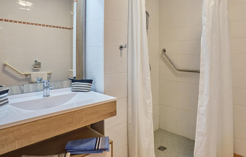 Bathroom 4, Résidence Odalys Erromardie Plage, Pyrénées-Atlantiques