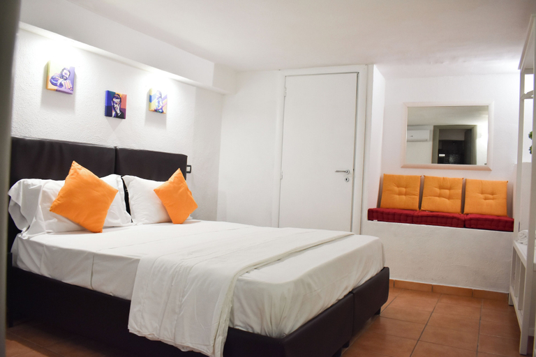 Bedroom 4, Tiè tiè, Napoli