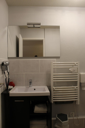 Bedroom 1, Oyonnax Bellignat Appart Hotel, Ain