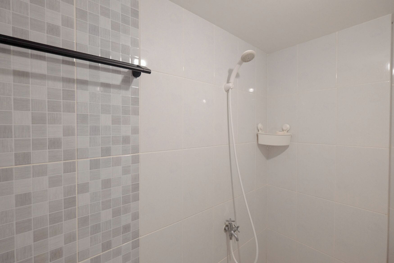 Bathroom 2, Lovely And Comfy 2Br Apartment Tokyo Riverside Pik 2, Tangerang