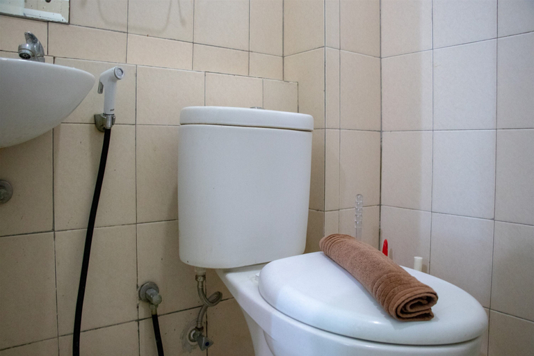 Bathroom 5, Comfy Studio At Pakubuwono Terrace Apartment, South Jakarta