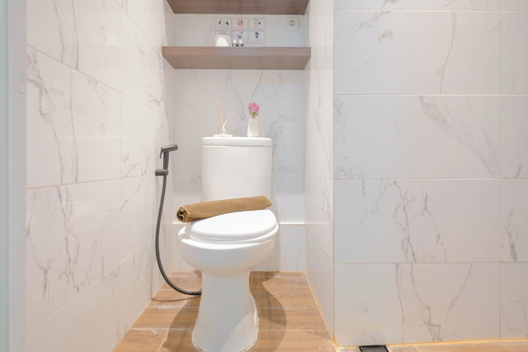 Bathroom 3, Comfort And Big 1Br At Green Pramuka City Apartment, Jakarta Pusat