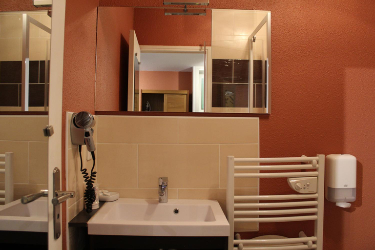 Bedroom 4, Oyonnax Bellignat Appart Hotel, Ain