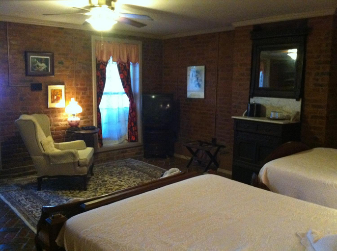 Bedroom, Corners Mansion Inn - A Bed and Breakfast, Warren