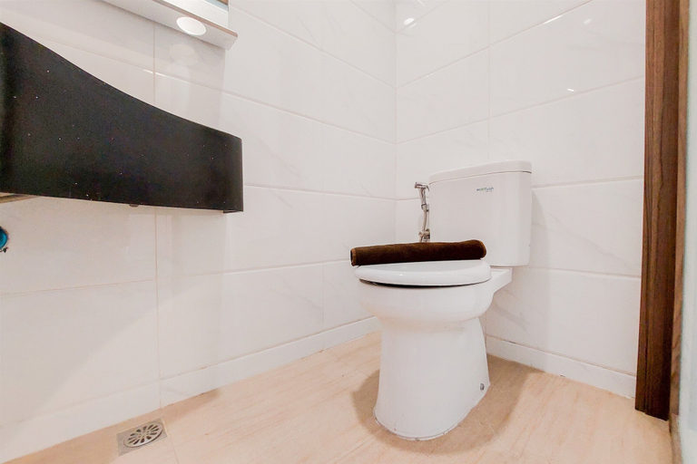 Bathroom 4, Well Furnished And Nice Studio Sky House Bsd Apartment, South Tangerang
