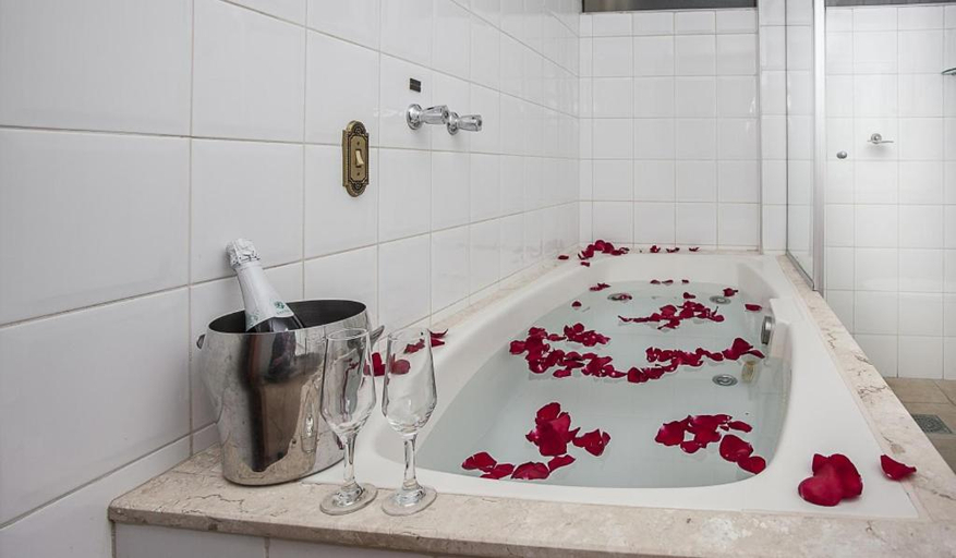 Bathroom 4, Alves Hotel, Marília