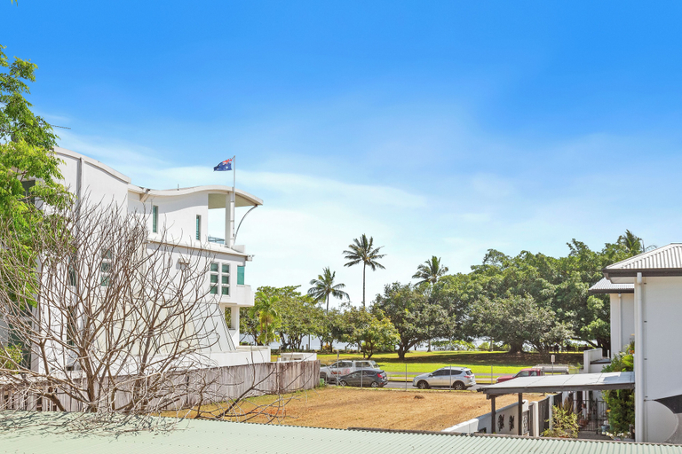 Exterior & Views, Modern Apartment with Esplanade Views, Cairns
