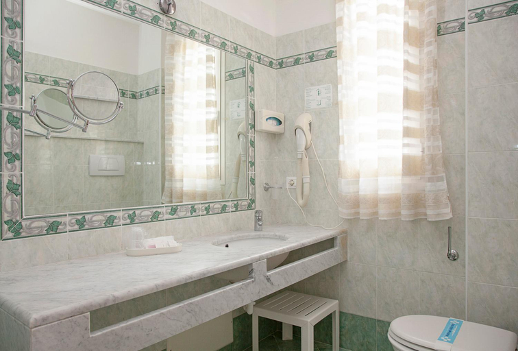 Bathroom 5, Hotel Elpiro, Venezia