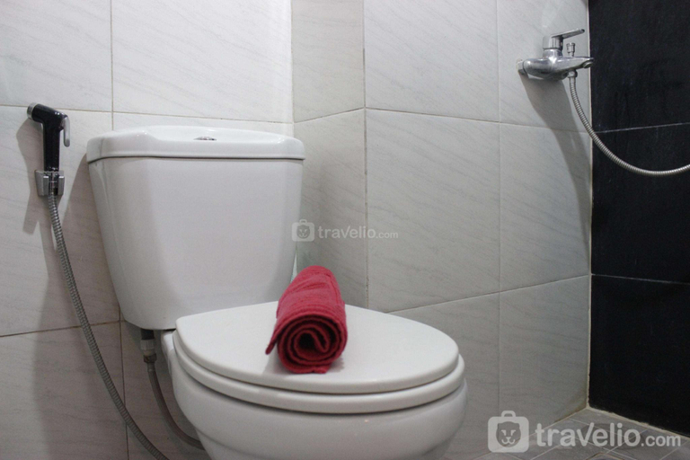 Bathroom, Functional Studio Room The Jarrdin Cihampelas Apartment By Travelio, Bandung
