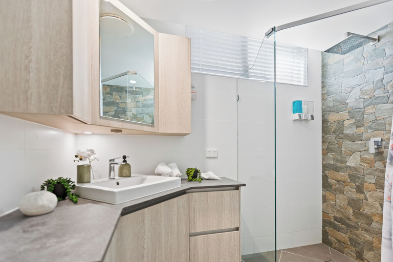 Bathroom, Modern Apartment with Esplanade Views, Cairns