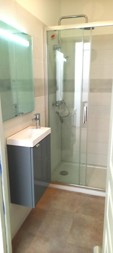 Bathroom 3, HISTOIRE DE LOIRE - LA TOUE, Maine-et-Loire