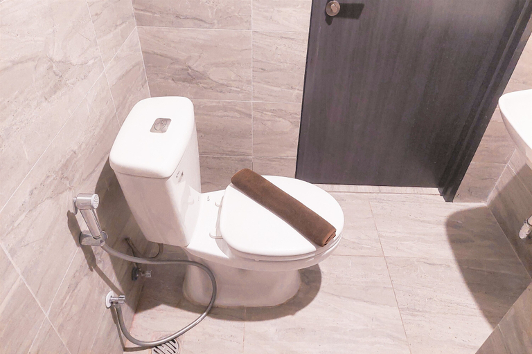 Bathroom 4, Good Choice And Homey Studio Apartment At Collins Boulevard, Tangerang
