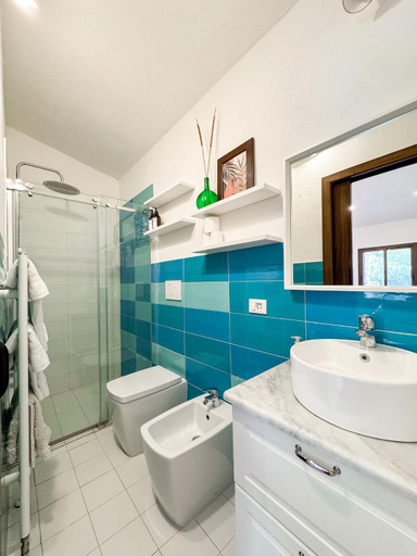 Bathroom 2, Villa La Petite Etoile, Cagliari