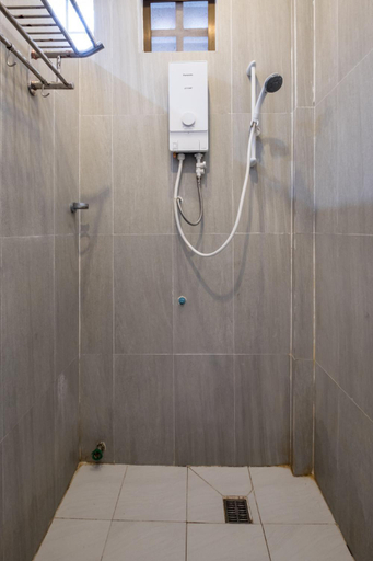 Bathroom 5, Kep Bungalows, Kaeb