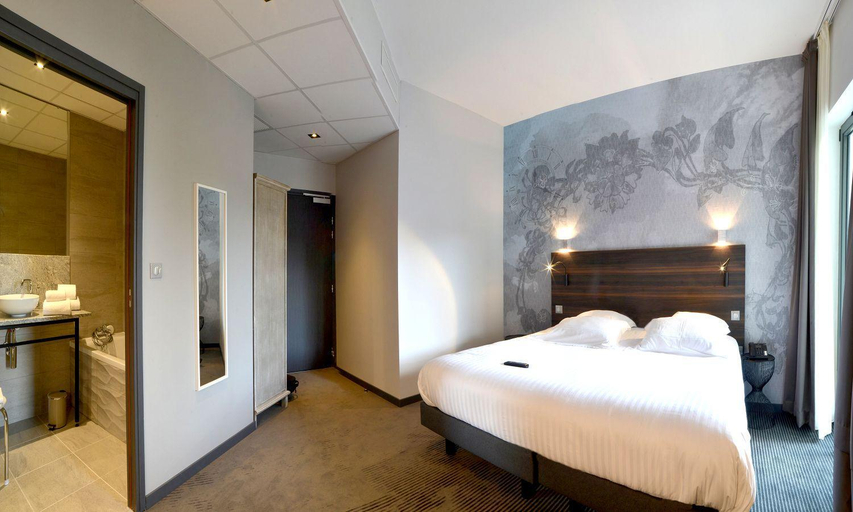 Bedroom 3, Logis Hotel Victor Hugo & Spa, Doubs