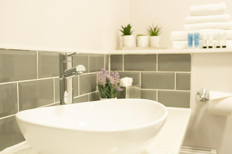 Bathroom 3, The Cheney Arms, Leicestershire