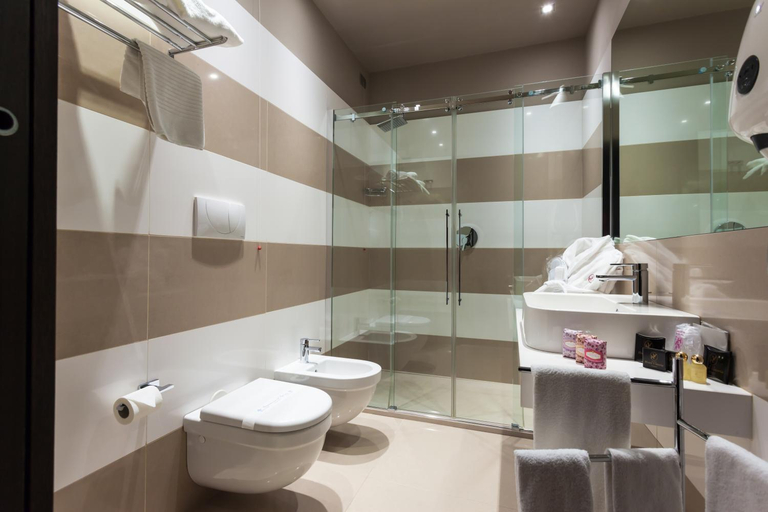 Bathroom 2, Hotel Vittoria, Trapani