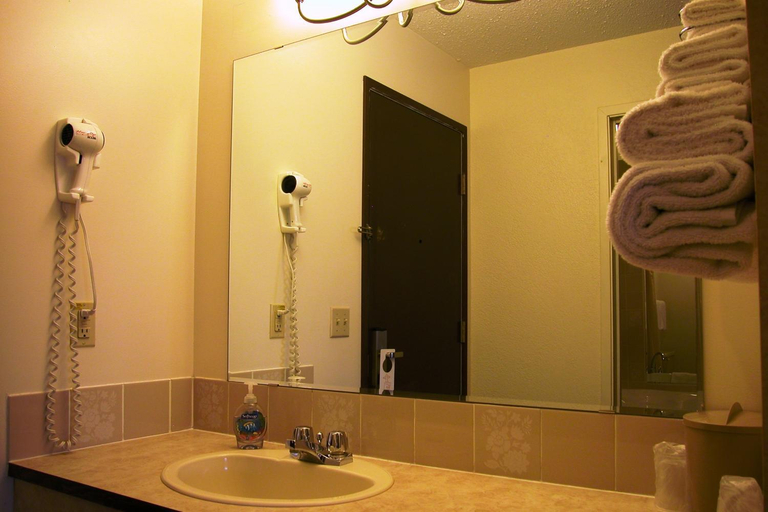 Bathroom 2, Best Seven Inn, Division No. 3