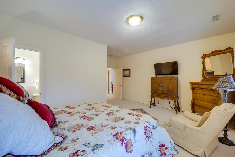 Others 3, Immaculate Boone Villa w/ Entertainment Lounge!, Watauga
