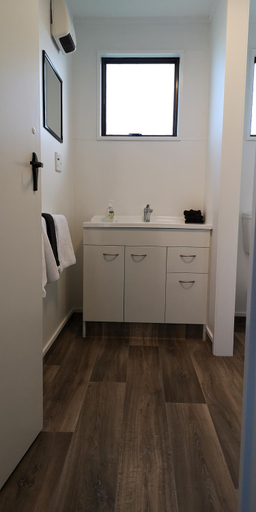 Bathroom 3, Colonial Lodge Motel, Waitaki