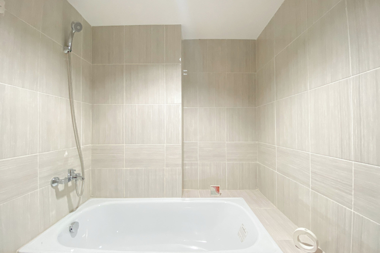 Bathroom 4, Comfy And Modern 1Br At Vasanta Innopark Apartment, Cikarang