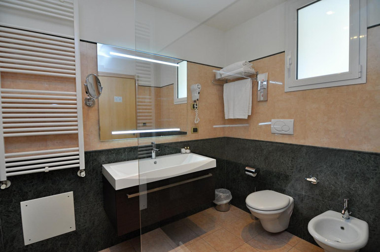 Bathroom 3, Hotel Falli, Lecce