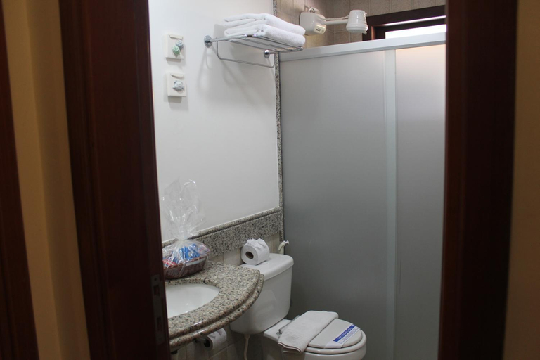 Bathroom 5, Garbos Soleil Hotel, Natal