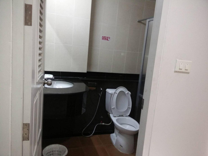 Bathroom 4, Butnamtong Hotel, Muang Lampang