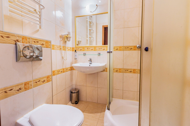 Bathroom 4, Noclegi Stadion Bed & Breakfast, Warsaw