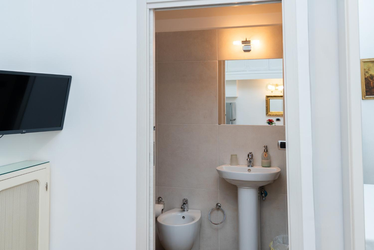 Bathroom 3, Suite Cervantes, Napoli