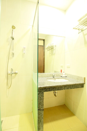 Bathroom 3, Collection O Sweet Karina, Bandung