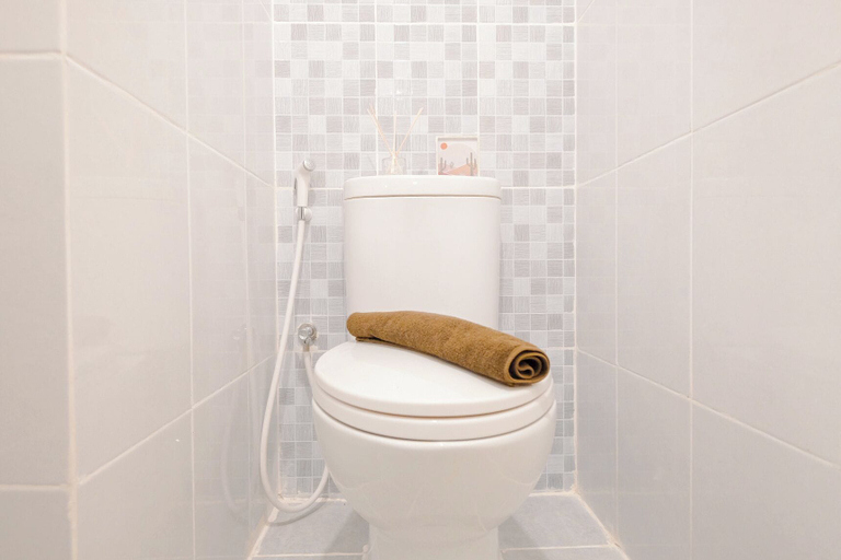 Bathroom 3, Good Deal And Tranquil Studio Apartment Tokyo Riverside Pik 2, Tangerang