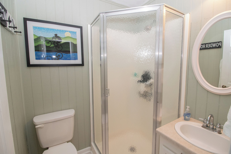 Bathroom 4, Leatherbark, Pocahontas