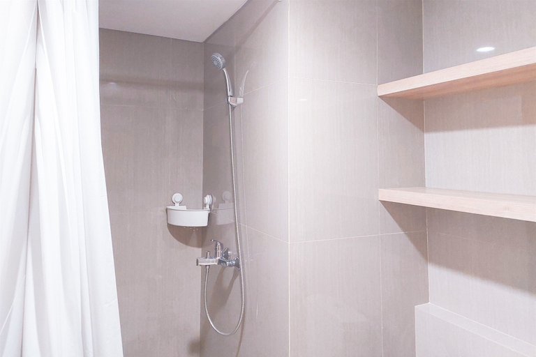 Bathroom 2, Modern Look 1Br Without Living Room At Bintaro Embarcadero Apartment, Tangerang Selatan