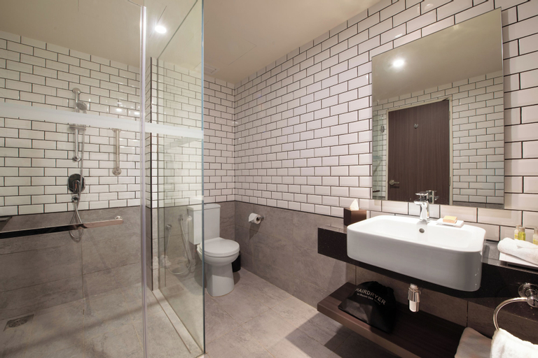 Bathroom 18