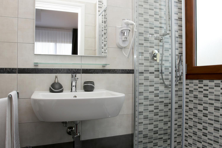 Bathroom 5, J24 B&B, Roma