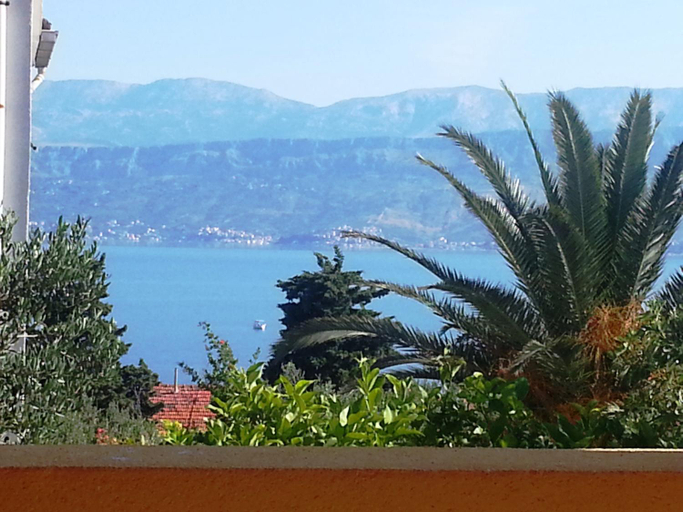 Others 5, Apartments Brac, Supetar